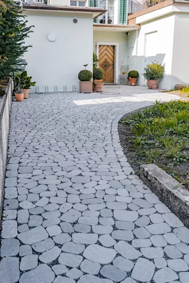 ARENA VISTA Pflasterstein perlgrau strukturiert Kanten gebr. L 6.5 - 23.8 cm B 8.3 - 16.4 cm H 7 cm