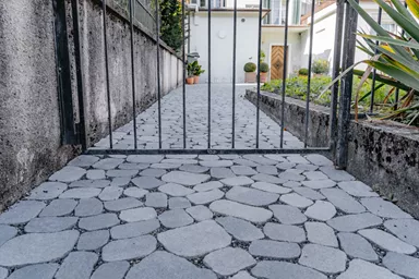 ARENA VISTA Pflasterstein perlgrau strukturiert Kanten gebr. L 6.5 - 23.8 cm B 8.3 - 16.4 cm H 7 cm