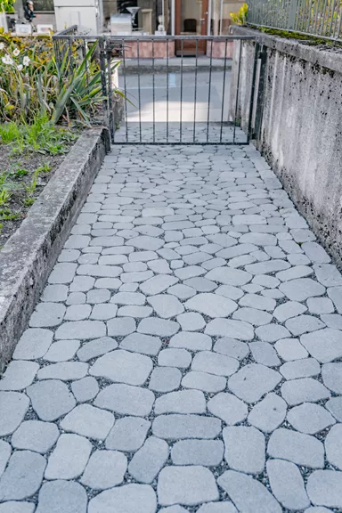 ARENA VISTA Pflasterstein perlgrau strukturiert Kanten gebr. L 6.5 - 23.8 cm B 8.3 - 16.4 cm H 7 cm