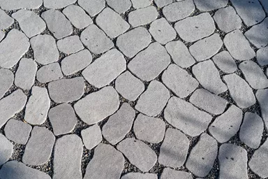 ARENA VISTA Pflasterstein perlgrau strukturiert Kanten gebr. L 6.5 - 23.8 cm B 8.3 - 16.4 cm H 7 cm