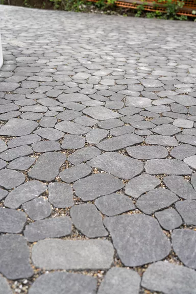 ARENA VISTA Pflasterstein perlgrau strukturiert Kanten gebr. L 6.5 - 23.8 cm B 8.3 - 16.4 cm H 7 cm