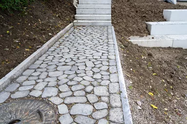 ARENA VISTA Pflasterstein perlgrau strukturiert Kanten gebr. L 6.5 - 23.8 cm B 8.3 - 16.4 cm H 7 cm