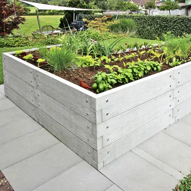 Hochbeet mit Holzstruktur