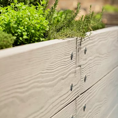 Hochbeet mit Holzstruktur