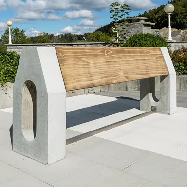 Stehbänke und Fahrradständer