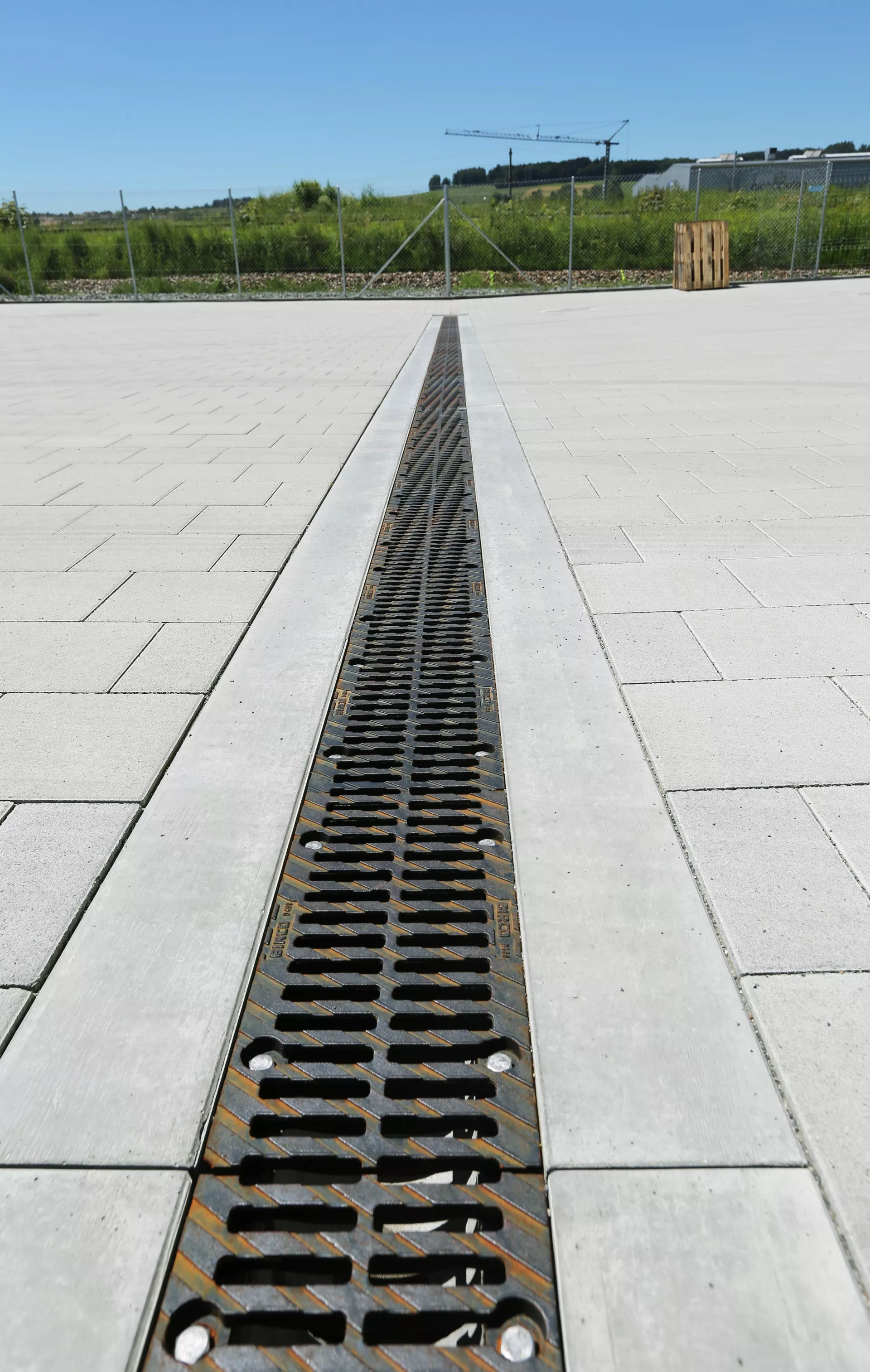 VS 5 Schwerlaststein mit Verschiebesicherung grau glatt gefast englisch palettiert L 30 cm B 30 cm H 10.8 cm