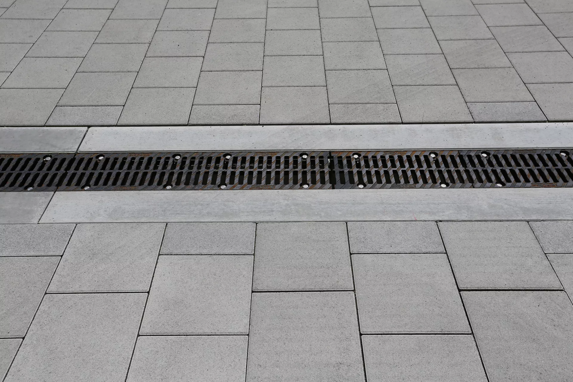 VS 5 Schwerlaststein mit Verschiebesicherung grau glatt gefast englisch palettiert L 30 cm B 30 cm H 10.8 cm