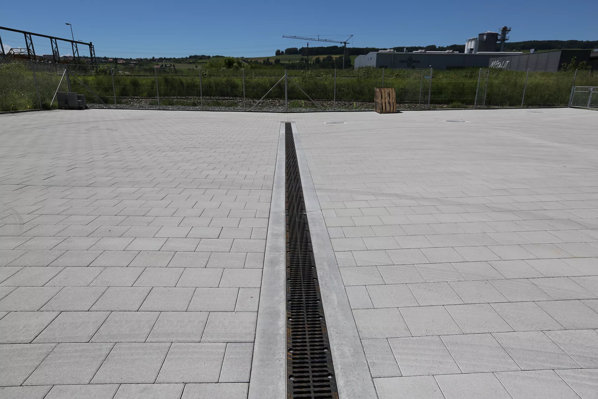 VS 5 Schwerlaststein mit Verschiebesicherung grau glatt gefast englisch palettiert L 30 cm B 30 cm H 10.8 cm