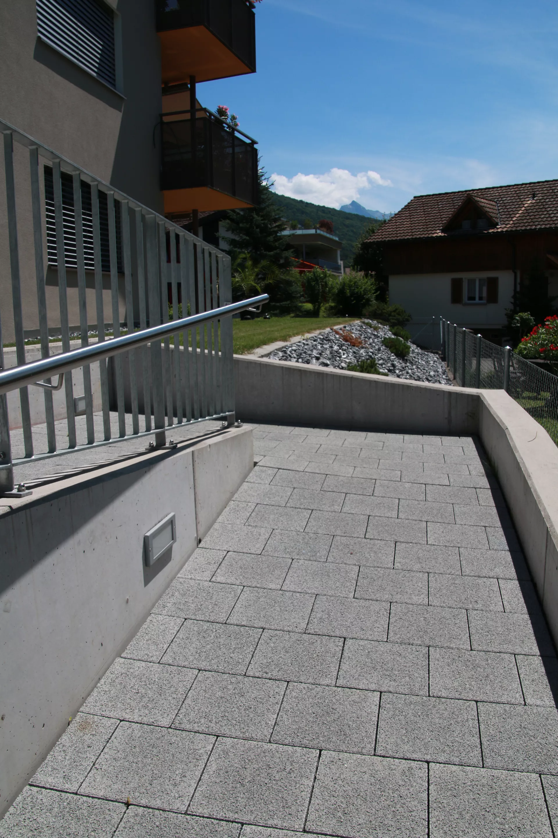 CARENA Sickerstein fino mit Nocken grau haufwerksporig gefast L 12.5 cm B 12.5 cm H 8 cm