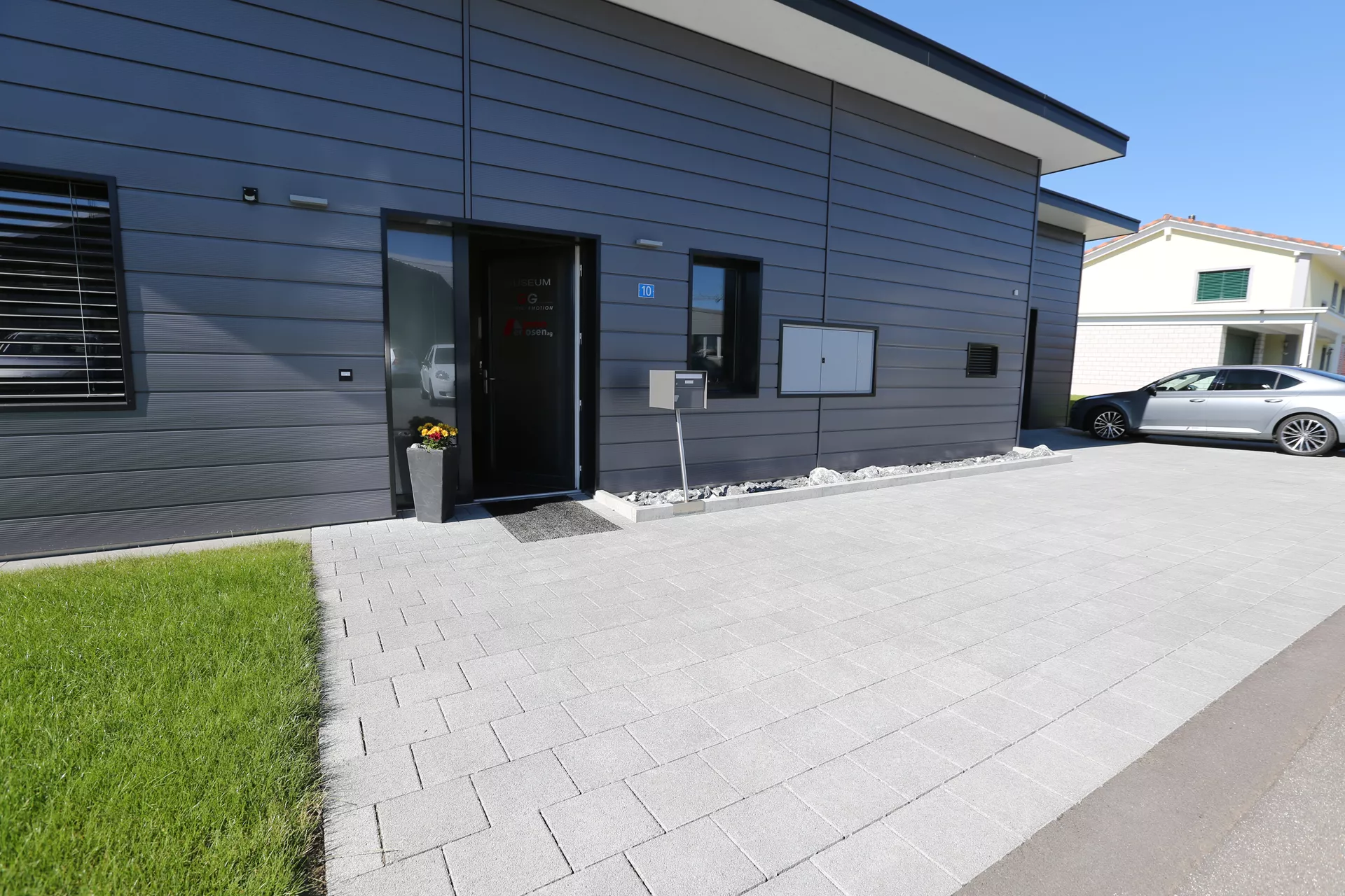 CARENA Sickerstein fino mit Nocken grau haufwerksporig gefast L 25 cm B 25 cm H 8 cm