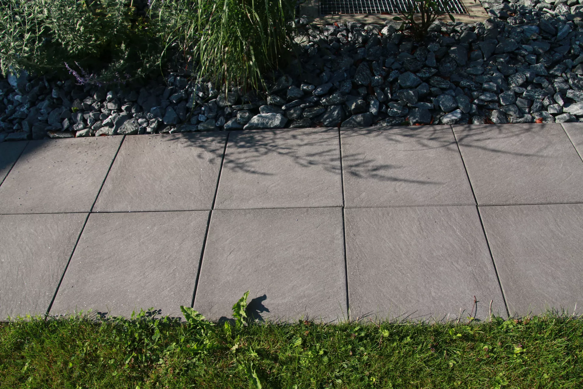 ESTRELLA Gehwegplatte schwarz strukturiert gestrahlt gefast L 50 cm B 50 cm H 4 cm