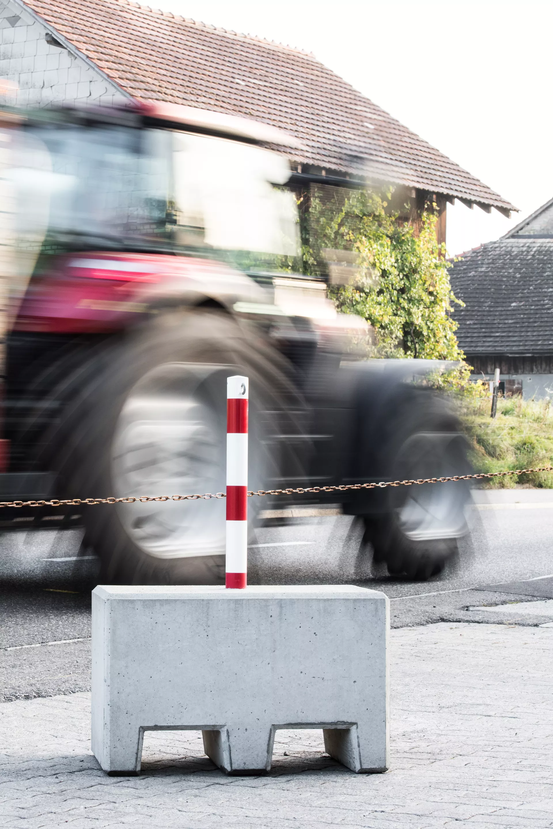 WILD Absperrsockel mit Aussparung für Stapler grau glatt gefast L 80 cm B 50 cm H 50 cm