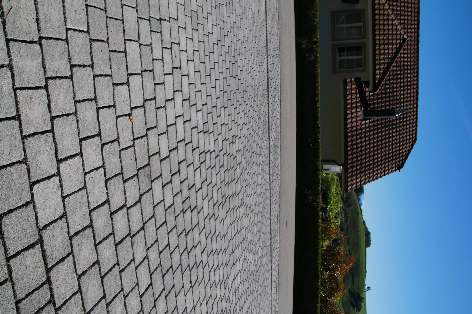 FRIEDA DRAIN Ökostein perlgrau strukturiert Kanten gebrochen L 13.8-16.8 cm B 15.1 cm H 7 cm