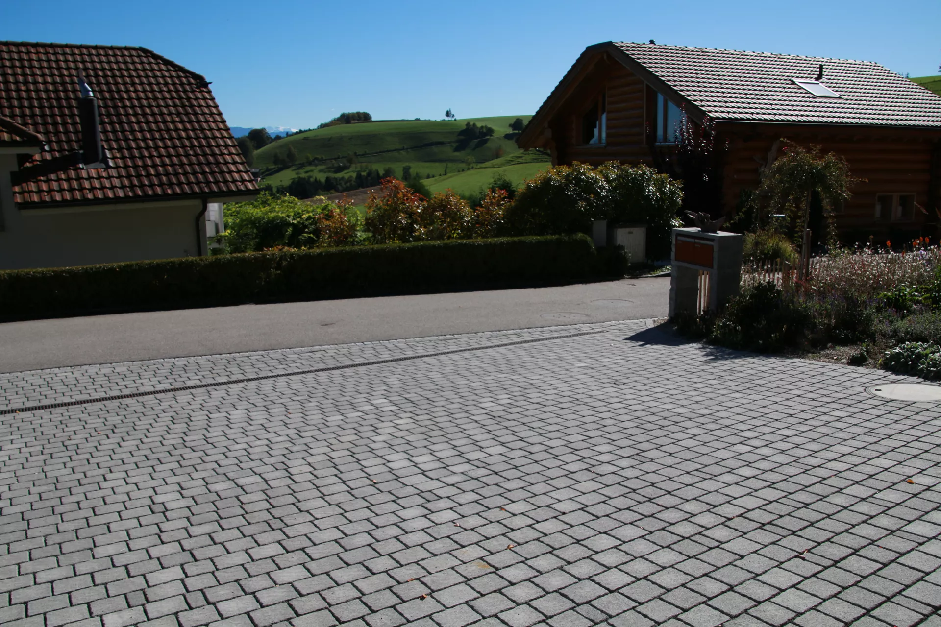 FRIEDA DRAIN Ökostein perlgrau strukturiert Kanten gebrochen L 13.8-16.8 cm B 15.1 cm H 7 cm