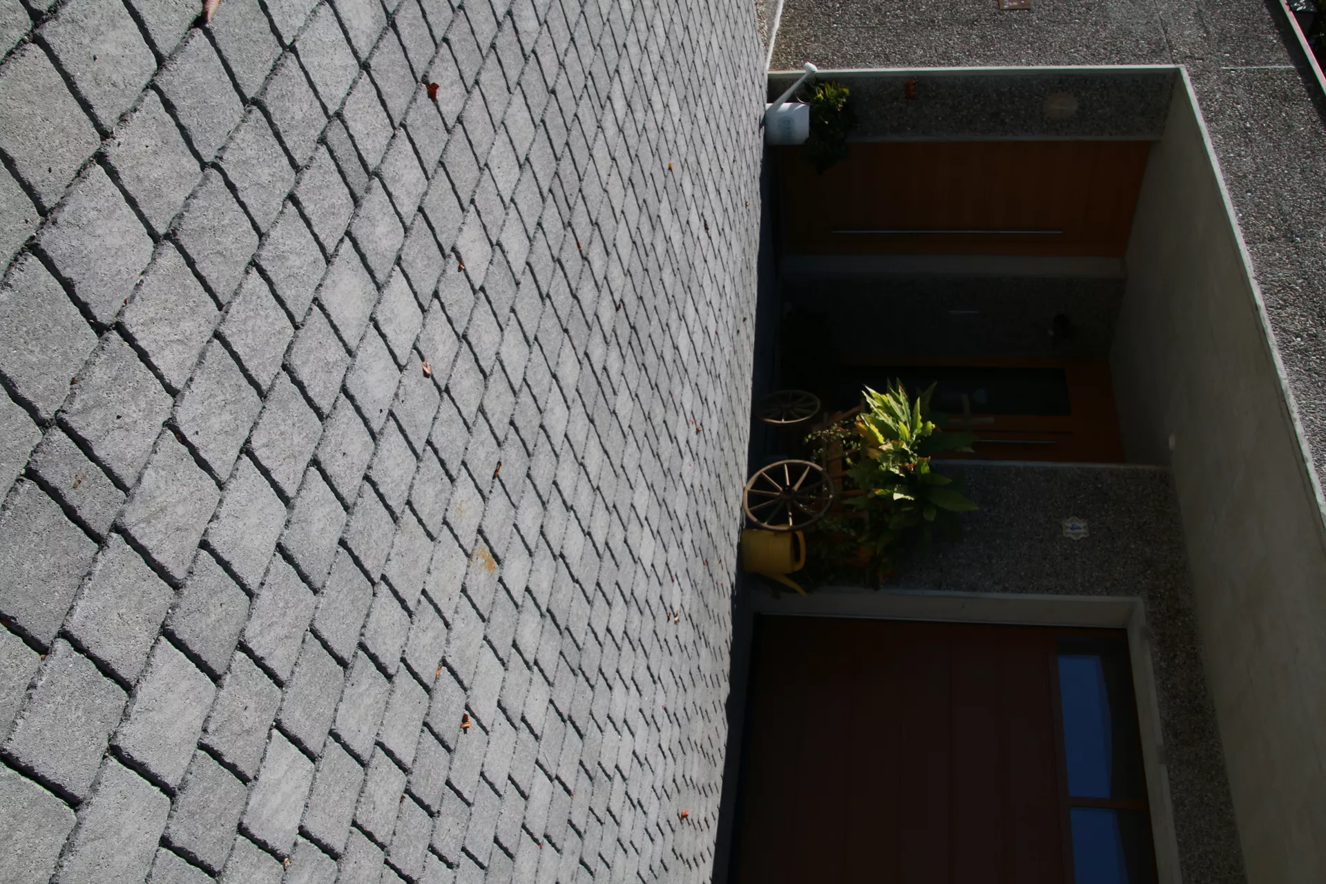 FRIEDA DRAIN Ökostein perlgrau strukturiert Kanten gebrochen L 13.8-16.8 cm B 15.1 cm H 7 cm