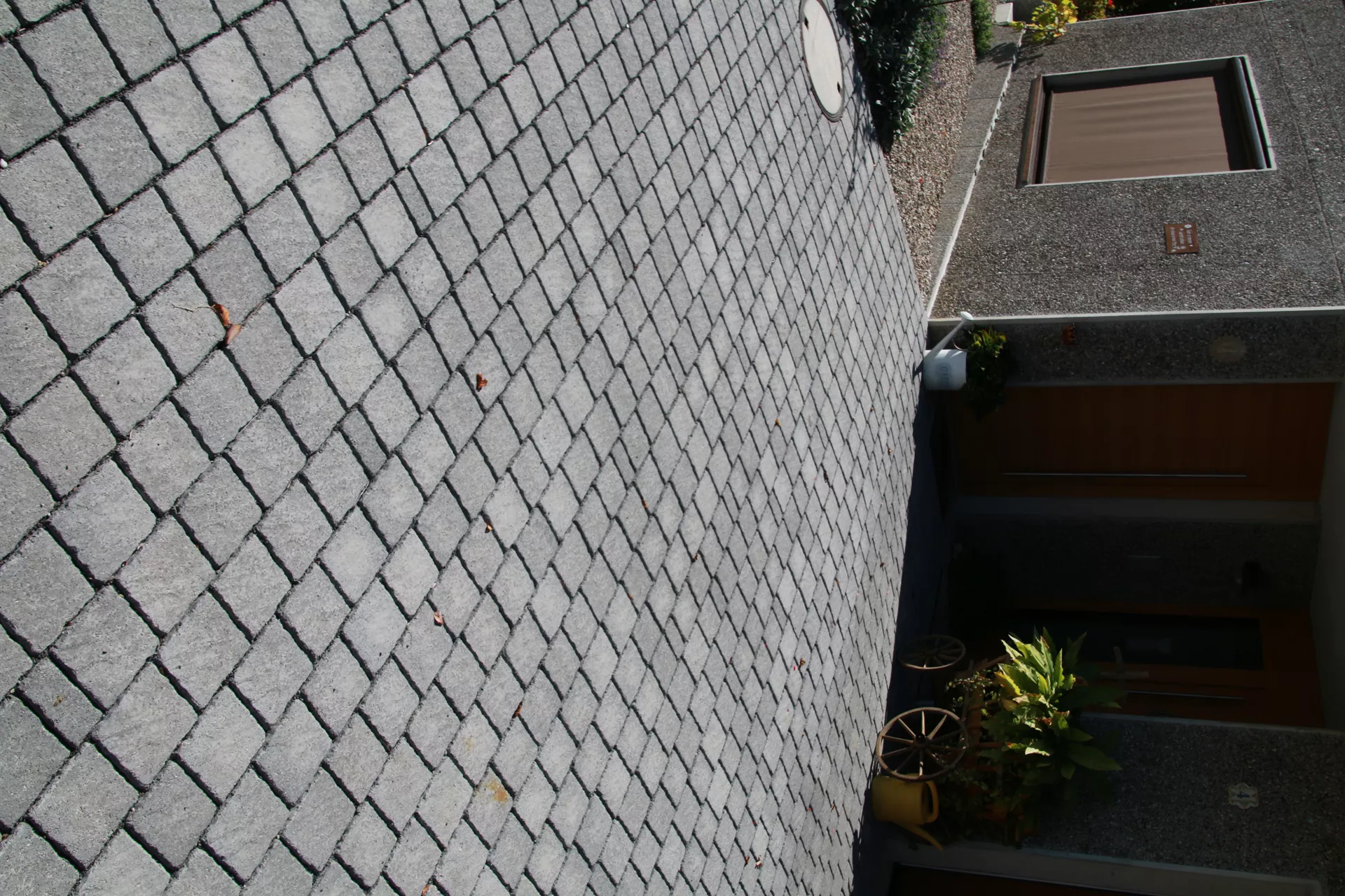 FRIEDA DRAIN Ökostein perlgrau strukturiert Kanten gebrochen L 13.8-16.8 cm B 15.1 cm H 7 cm