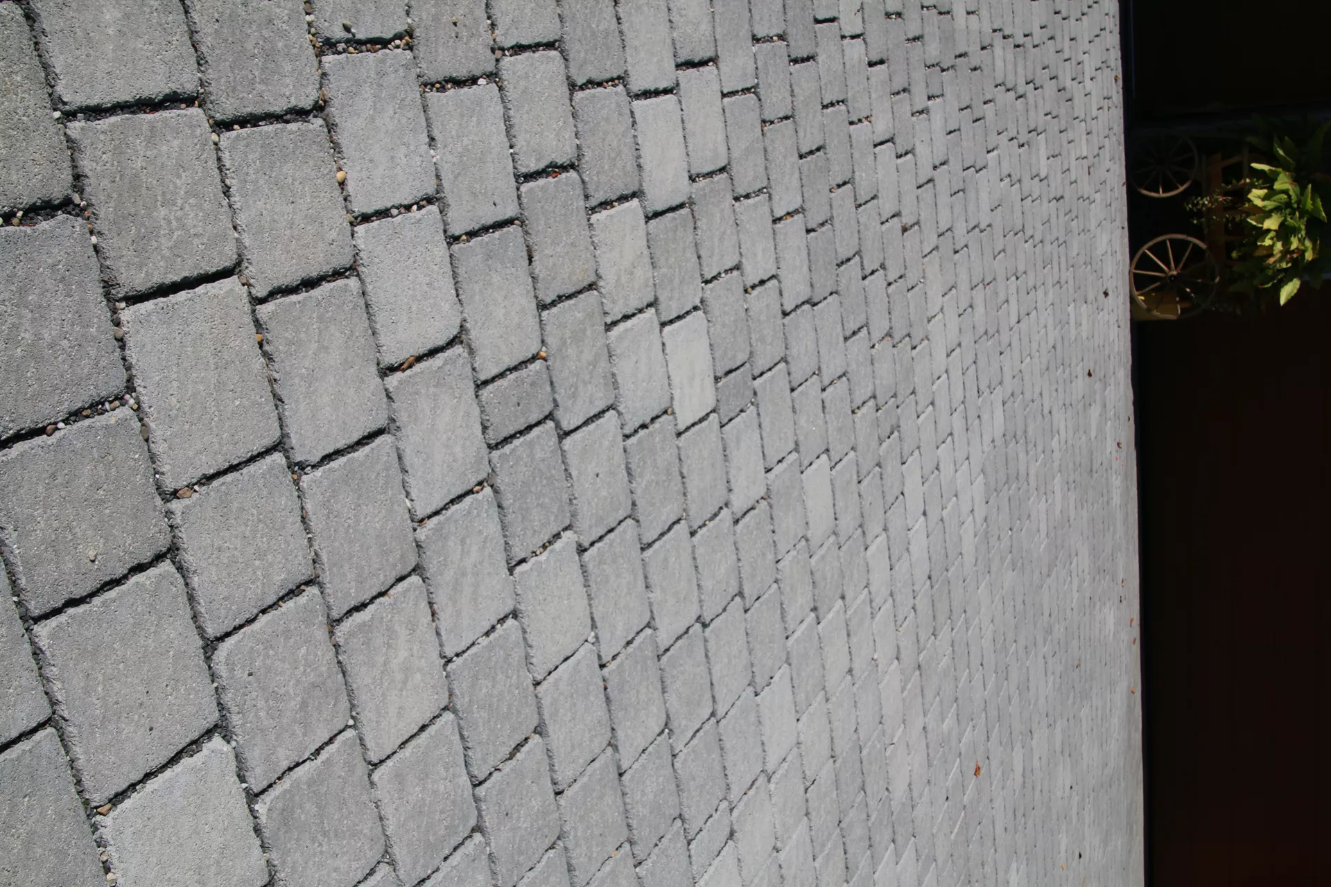 FRIEDA DRAIN Ökostein perlgrau strukturiert Kanten gebrochen L 13.8-16.8 cm B 15.1 cm H 7 cm