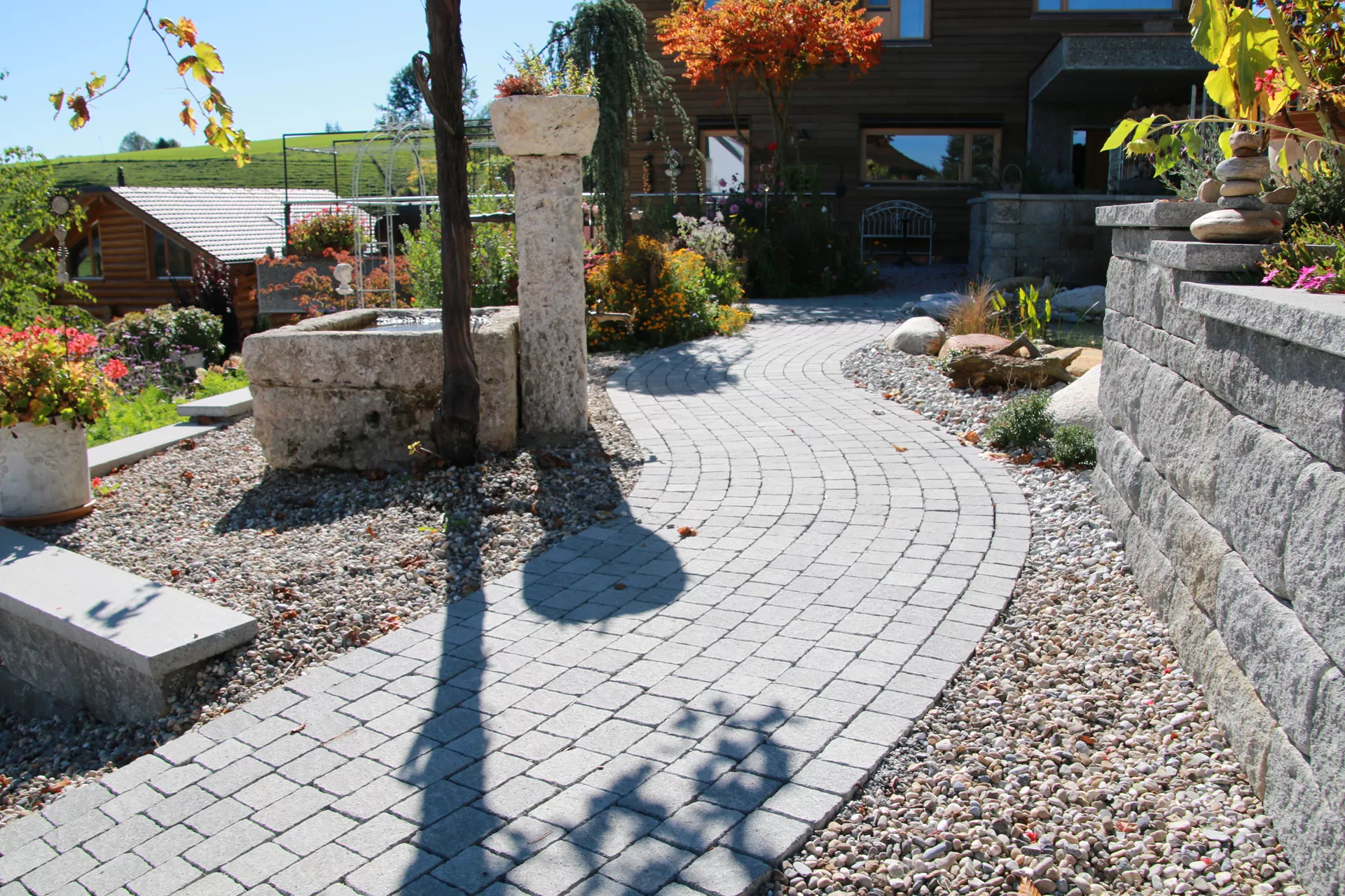 FRIEDA Pflasterstein perlgrau strukturiert Kanten gebr. L 8.8-11.8 cm B 9.8 cm H 7 cm