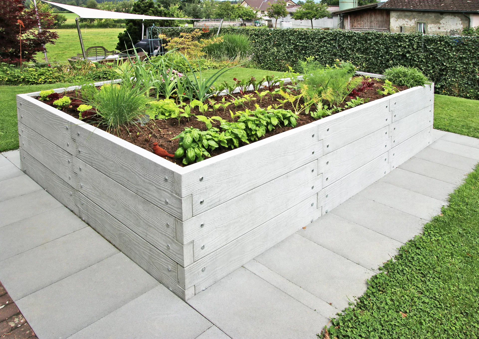 Einzelbrett zu Hochbeet mit Holzstruktur naturgrau strukturiert leicht gefast bewehrt L 120 cm H 25 cm W 6 cm