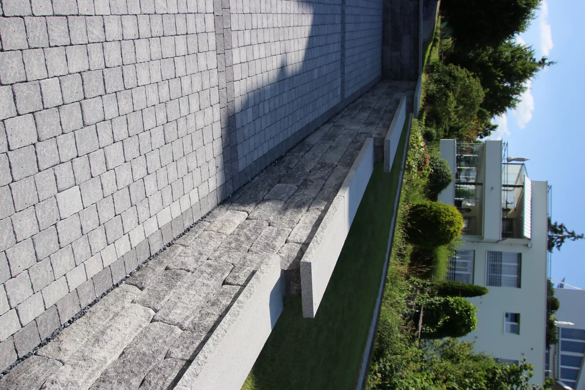 SANTURO Weinbergmauerstein 2-seitig gespalten schwarz-weiss Kanten gebrochen L 25-60 cm B 20 cm H 15 cm