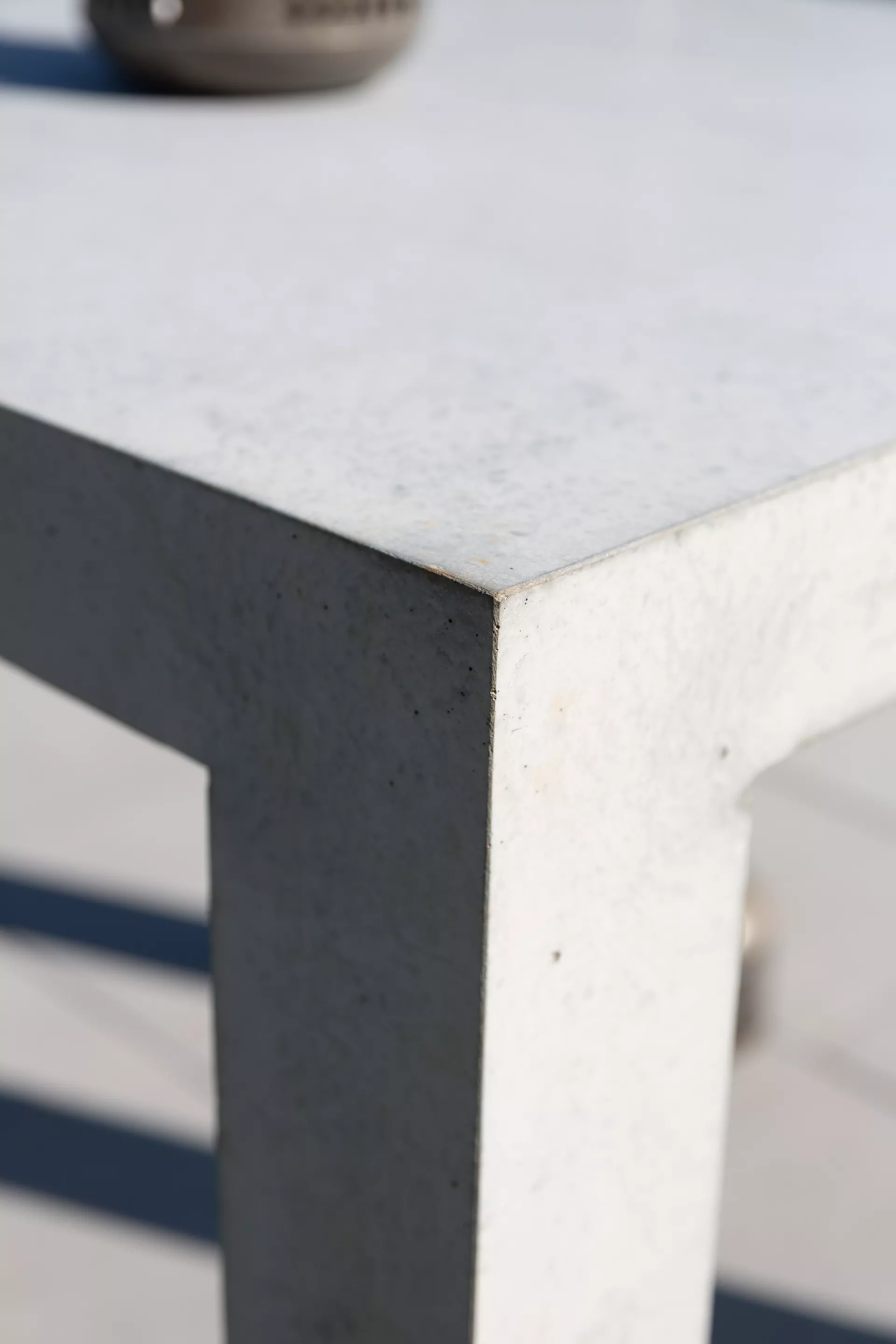 INTERMEZZO Stehtisch light grau glatt vollkantig bewehrt L 110 cm B 110 cm H 110 cm