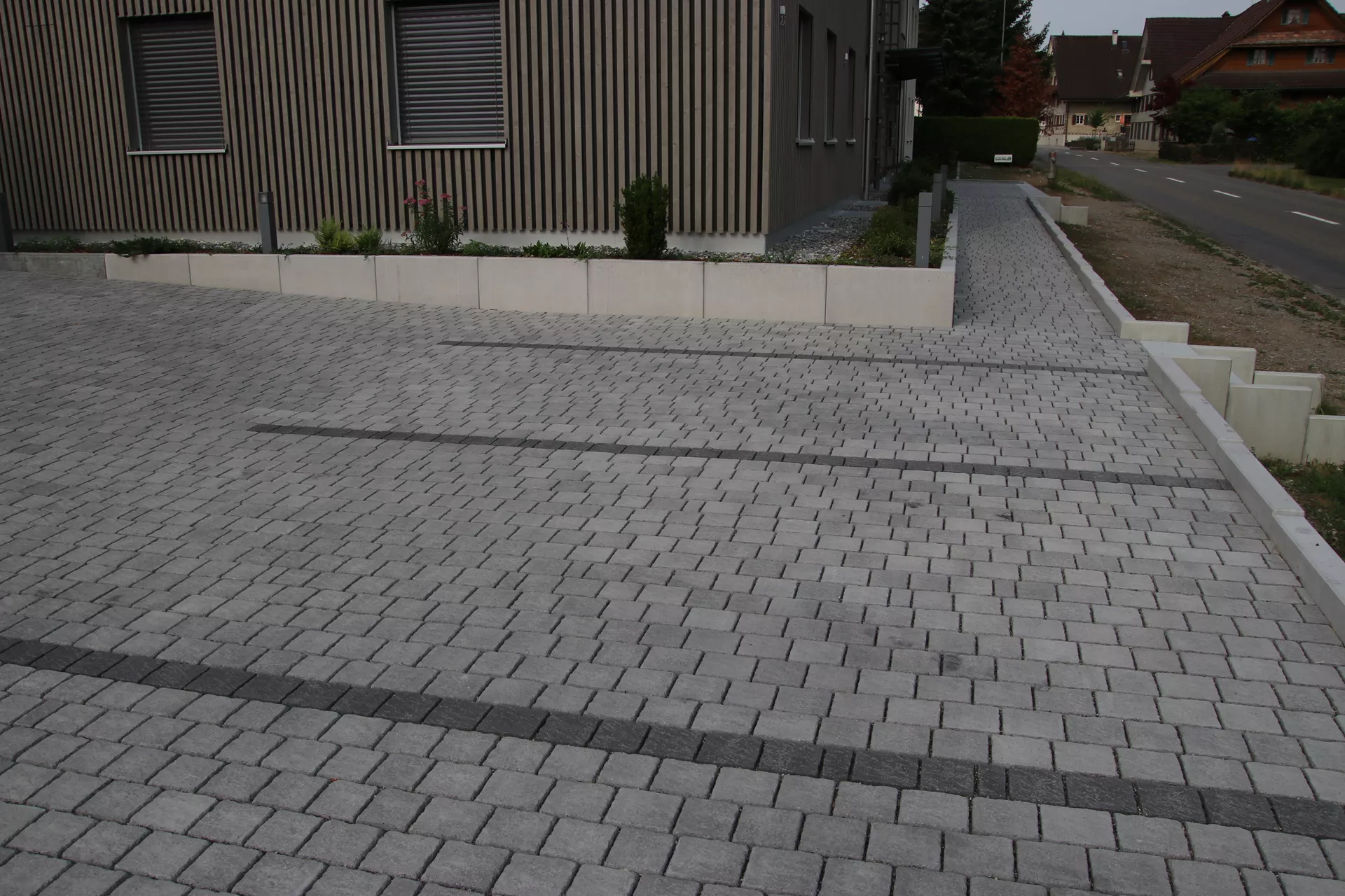 FRIEDA DRAIN Ökostein perlgrau strukturiert Kanten gebrochen L 13.8-16.8 cm B 15.1 cm H 7 cm