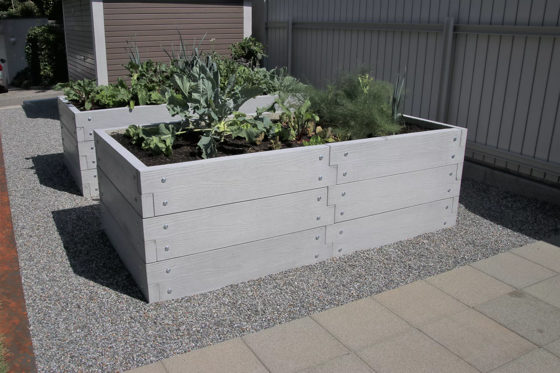 Einzelbrett zu Hochbeet mit Holzstruktur naturgrau strukturiert leicht gefast bewehrt L 120 cm H 25 cm W 6 cm