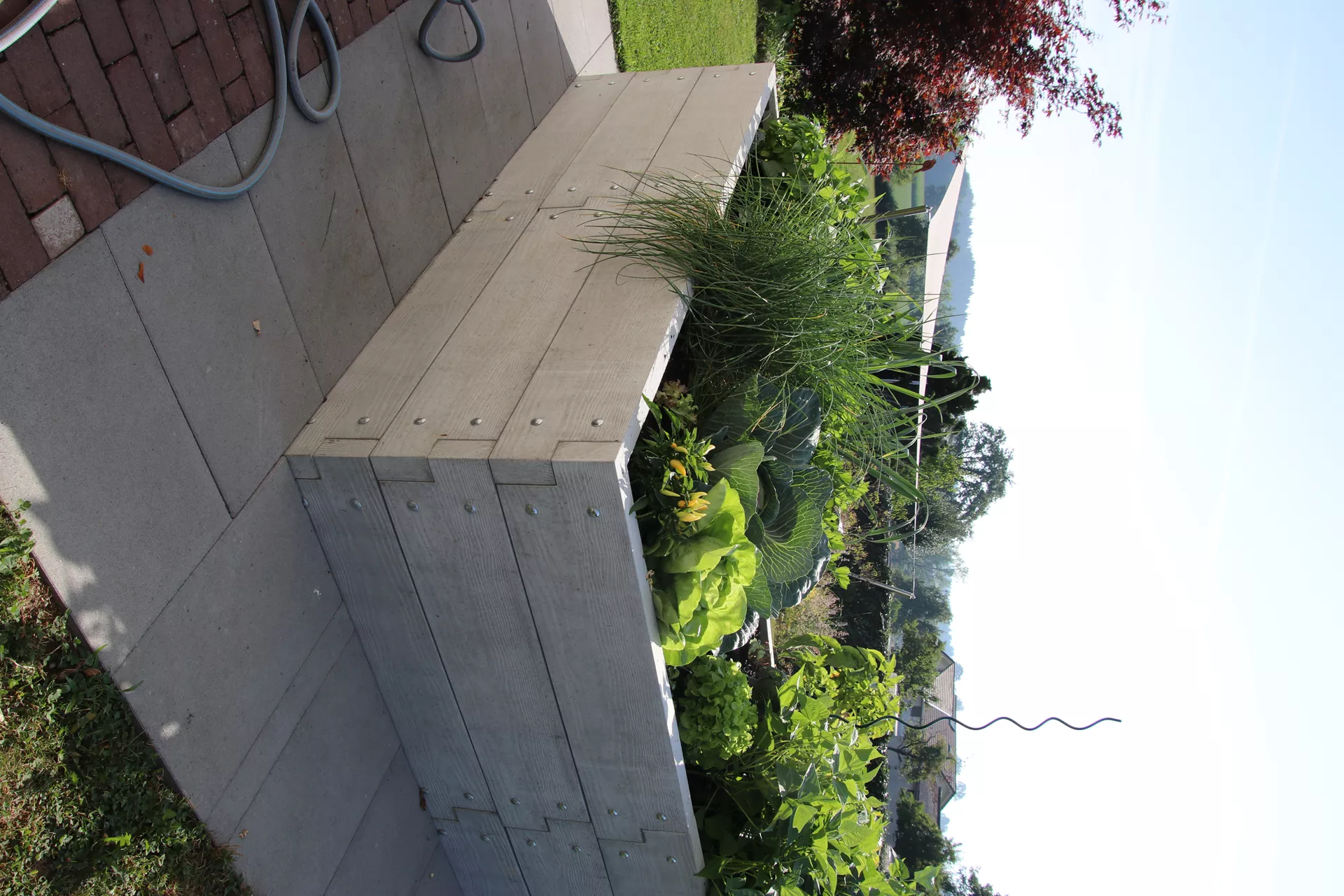 Einzelbrett zu Hochbeet mit Holzstruktur naturgrau strukturiert leicht gefast bewehrt L 120 cm H 25 cm W 6 cm