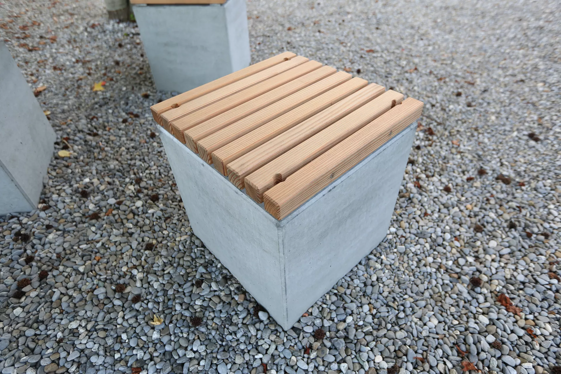 KUBUS Sitzelement mit Holzrost heavy grau glatt gefast L 45 cm B 45 cm H 50 cm