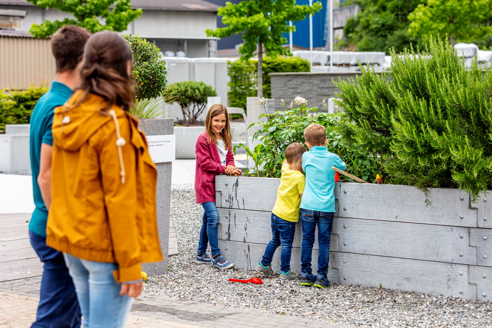 Einzelbrett zu Hochbeet mit Holzstruktur naturgrau strukturiert leicht gefast bewehrt L 120 cm H 25 cm W 6 cm