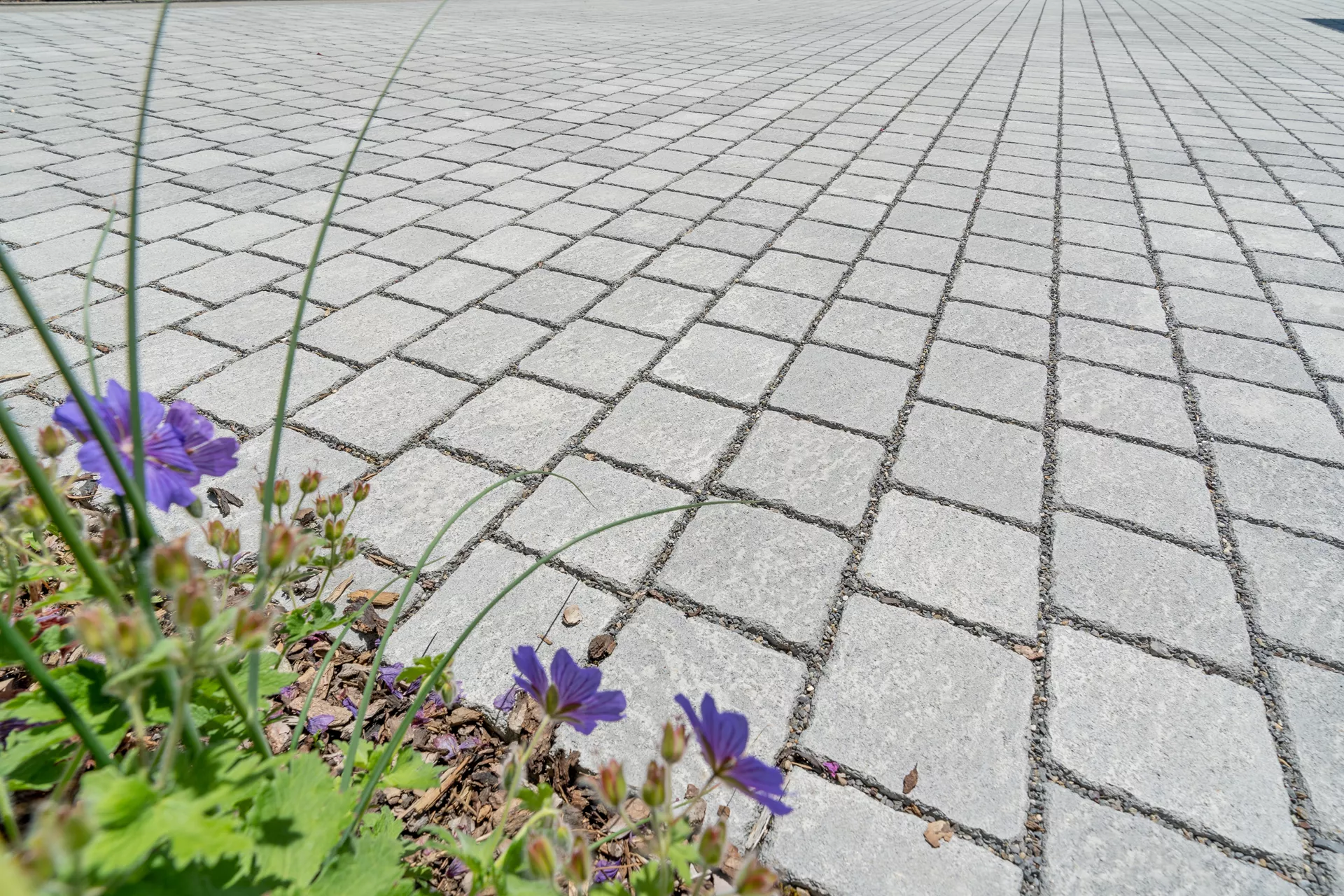 FRIEDA DRAIN Ökostein perlgrau strukturiert Kanten gebrochen L 13.8-16.8 cm B 15.1 cm H 7 cm