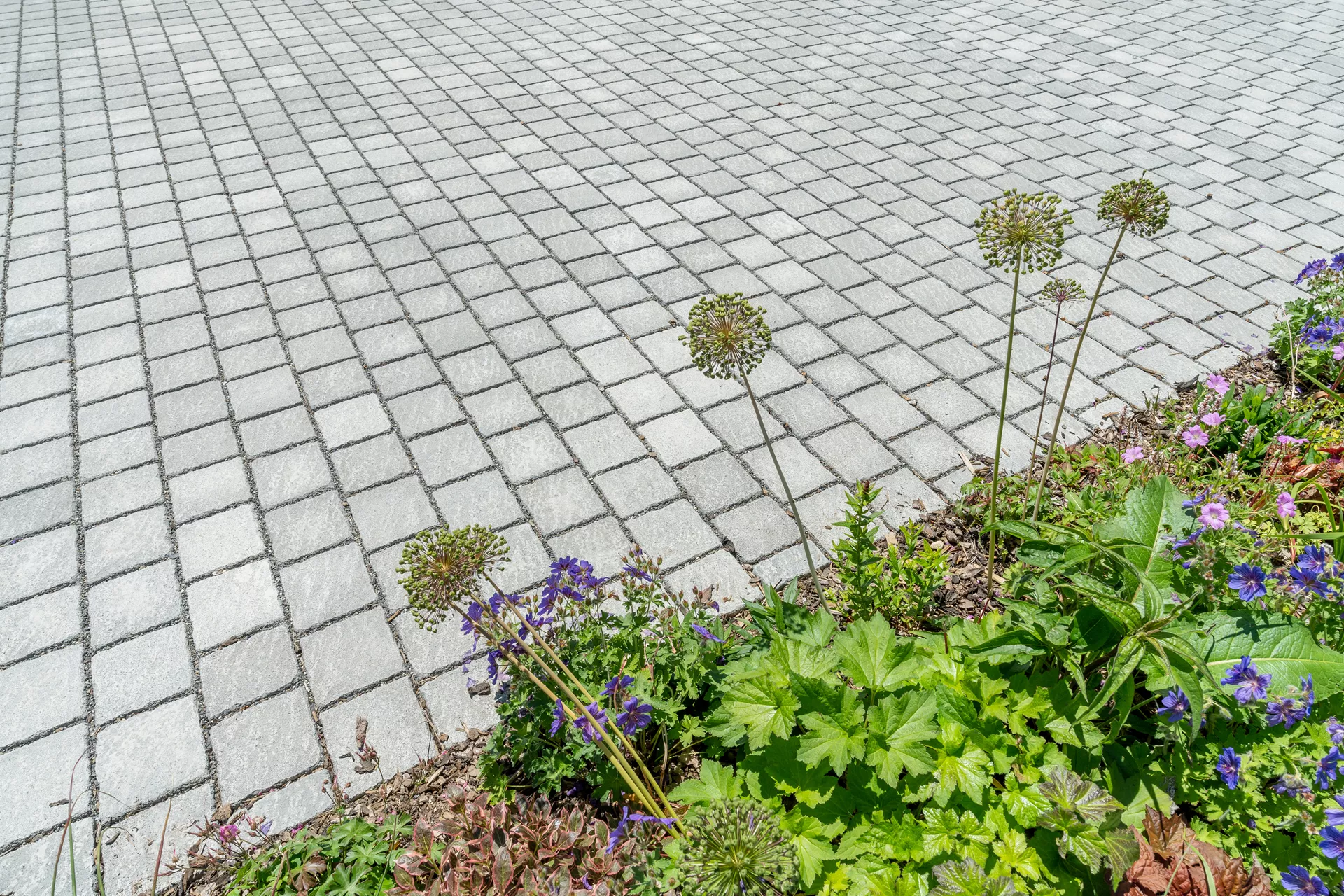 FRIEDA DRAIN Ökostein perlgrau strukturiert Kanten gebrochen L 13.8-16.8 cm B 15.1 cm H 7 cm