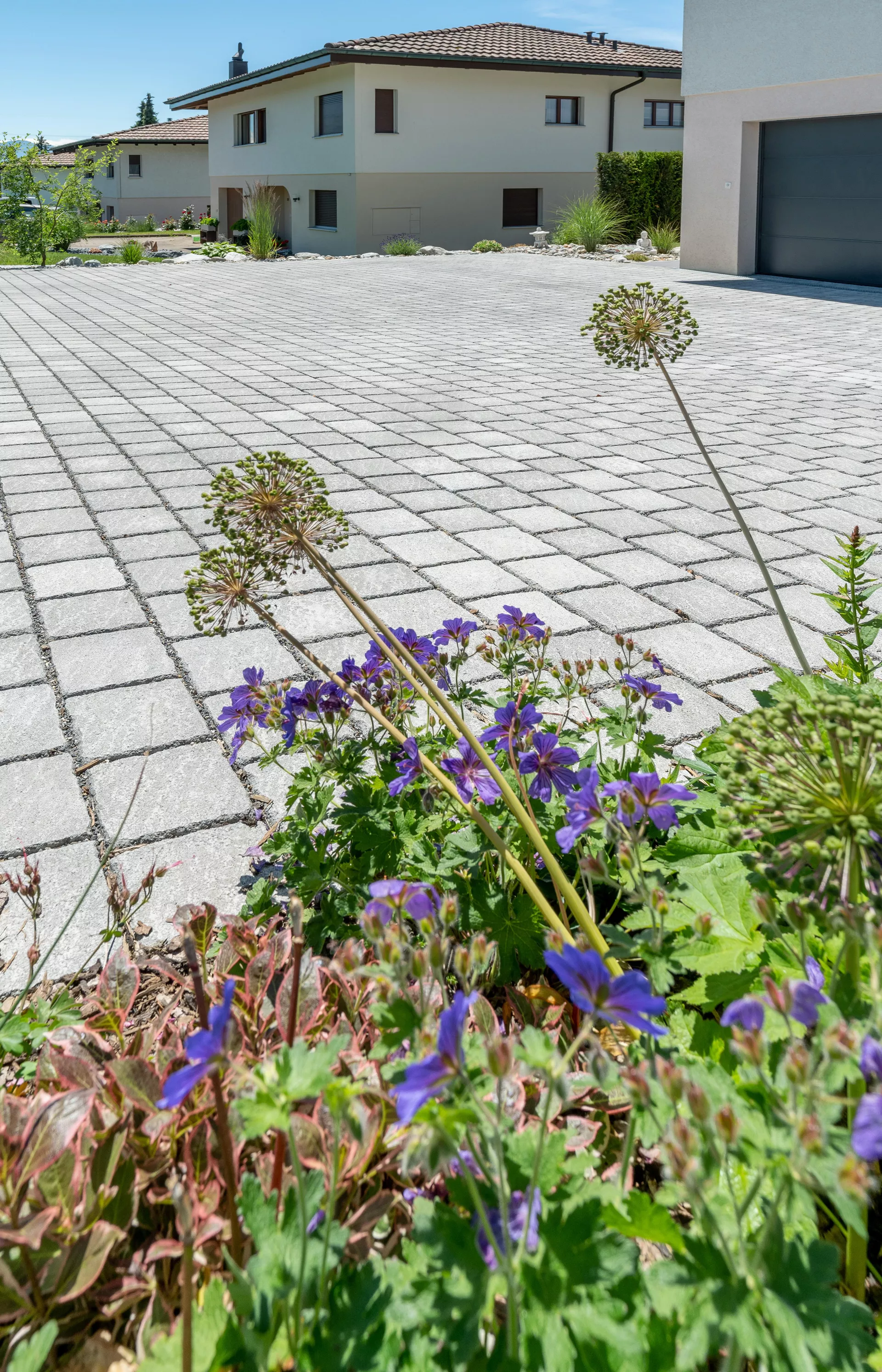 FRIEDA DRAIN Ökostein perlgrau strukturiert Kanten gebrochen L 13.8-16.8 cm B 15.1 cm H 7 cm