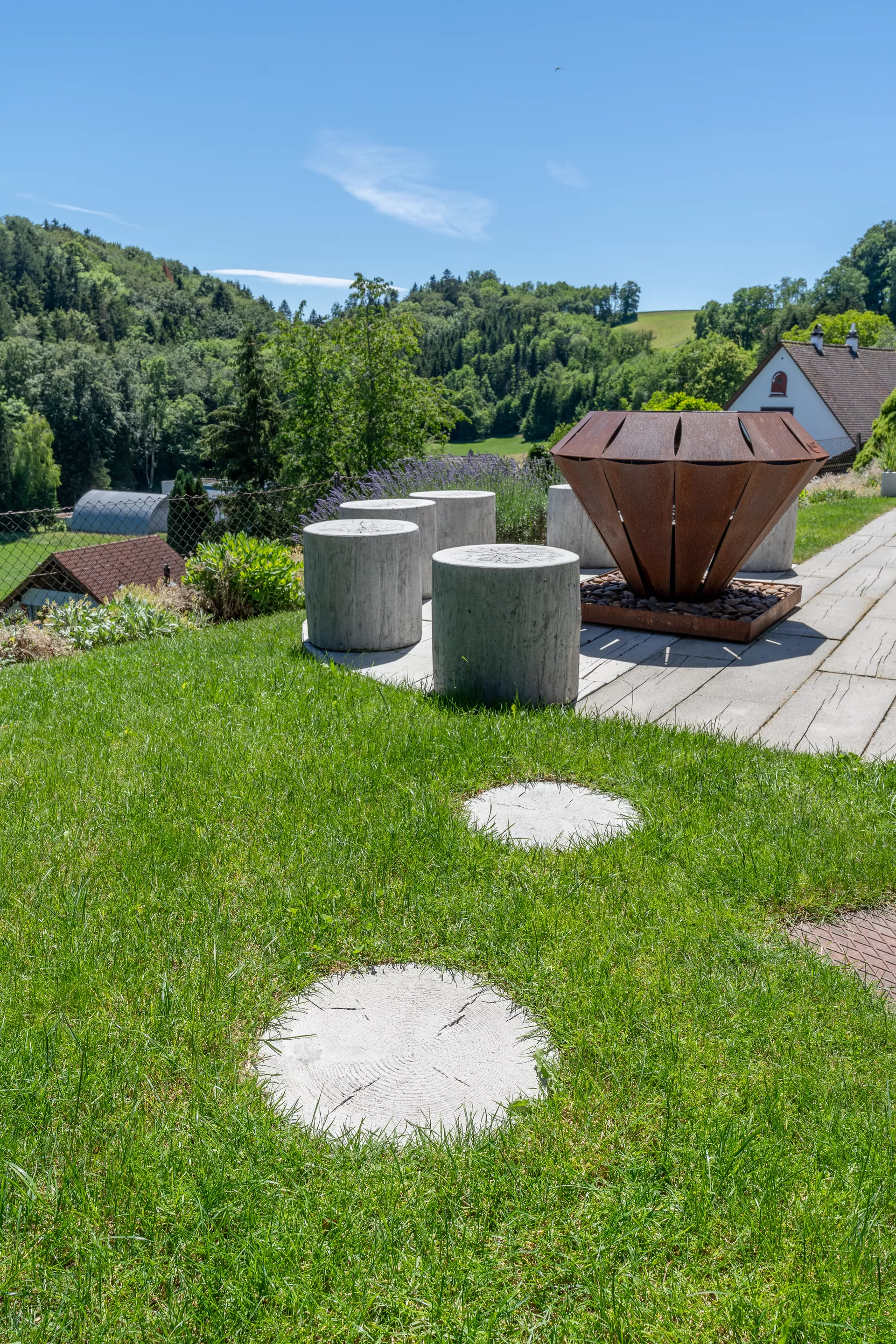 LENIA Schrittplatte rund mit Holzstruktur naturgrau strukturiert gerundet D 35-37.5 cm H 4 cm