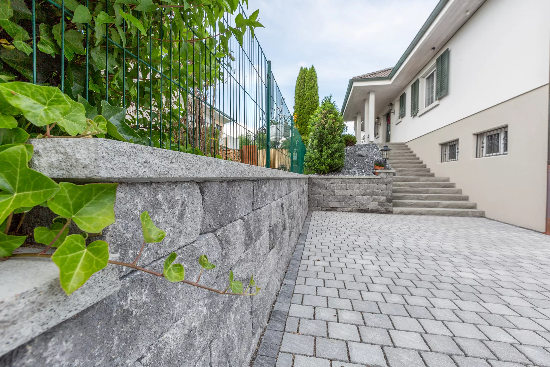 FRIEDA DRAIN Ökostein perlgrau strukturiert Kanten gebrochen L 13.8-16.8 cm B 15.1 cm H 7 cm