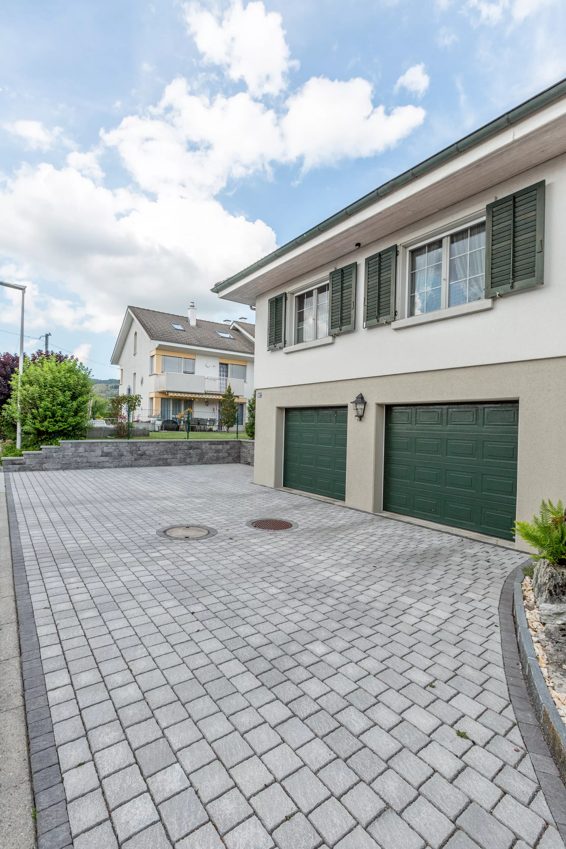 FRIEDA DRAIN Ökostein perlgrau strukturiert Kanten gebrochen L 13.8-16.8 cm B 15.1 cm H 7 cm