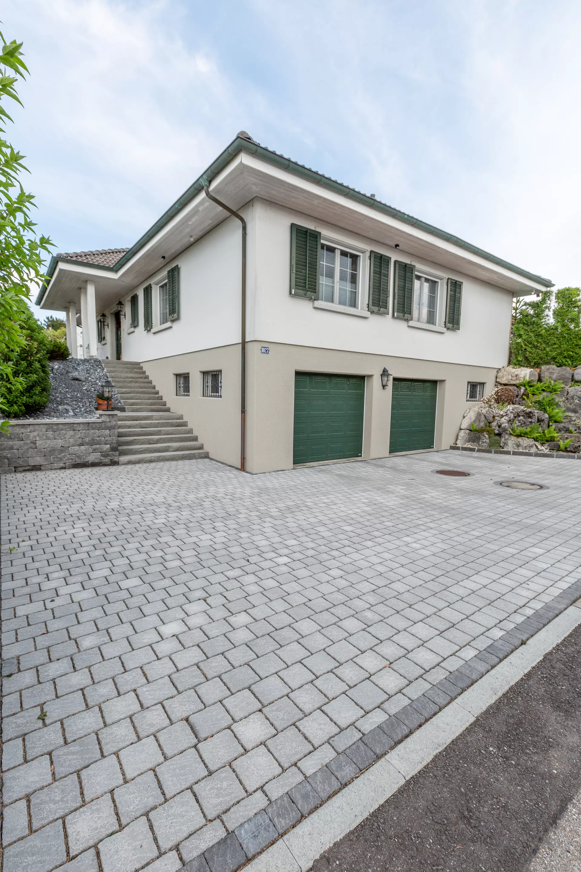 FRIEDA DRAIN Ökostein perlgrau strukturiert Kanten gebrochen L 13.8-16.8 cm B 15.1 cm H 7 cm