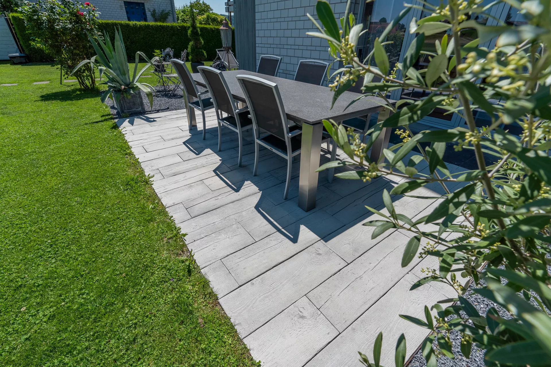 LENIA Gartenplatte mit Holzstruktur Normalplatte naturgrau strukturiert gerundet L 88-89 cm B 24.5-25.5 cm H 5 cm