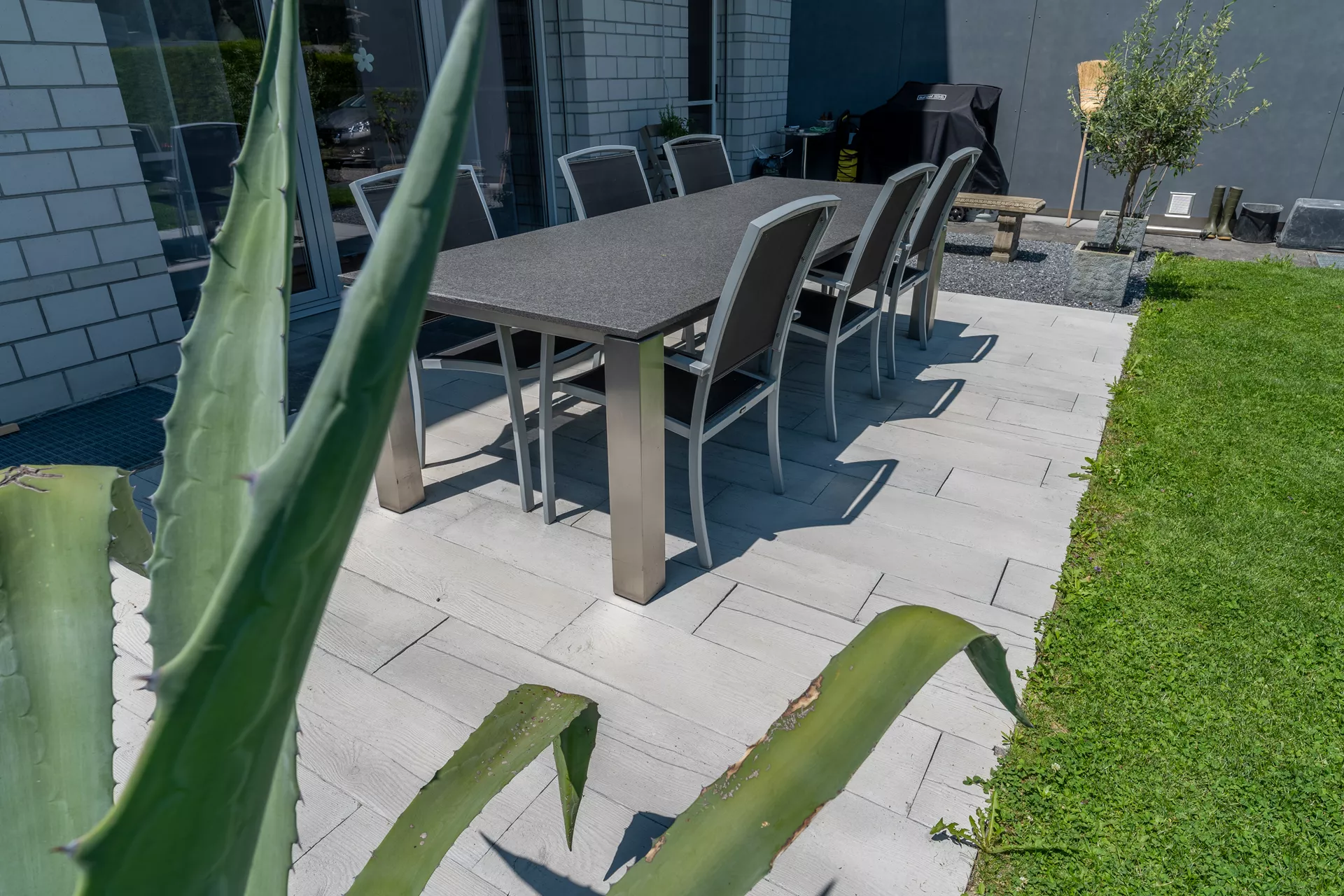 LENIA Gartenplatte mit Holzstruktur Normalplatte naturgrau strukturiert gerundet L 88-89 cm B 24.5-25.5 cm H 5 cm