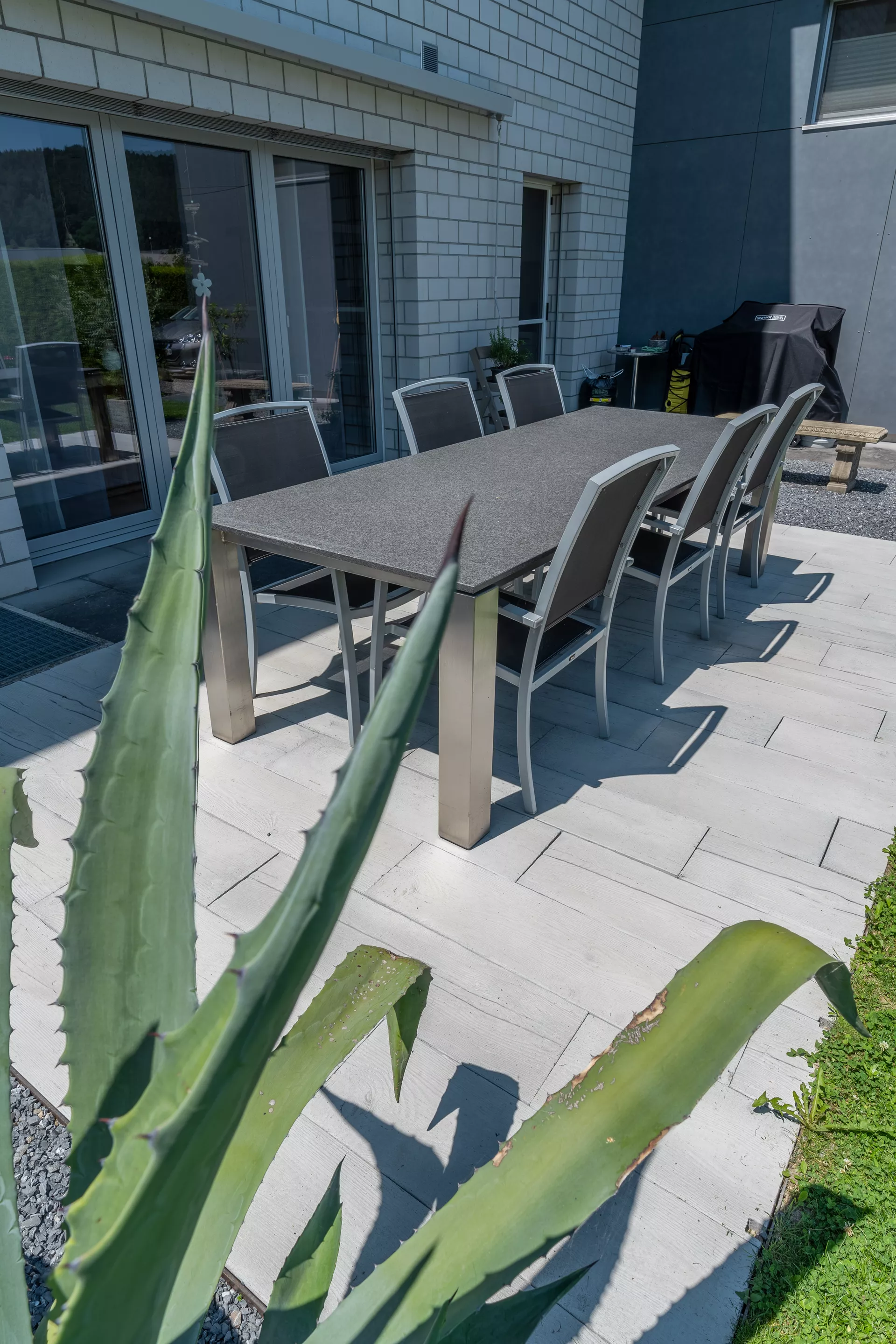 LENIA Gartenplatte mit Holzstruktur Normalplatte naturgrau strukturiert gerundet L 88-89 cm B 24.5-25.5 cm H 5 cm