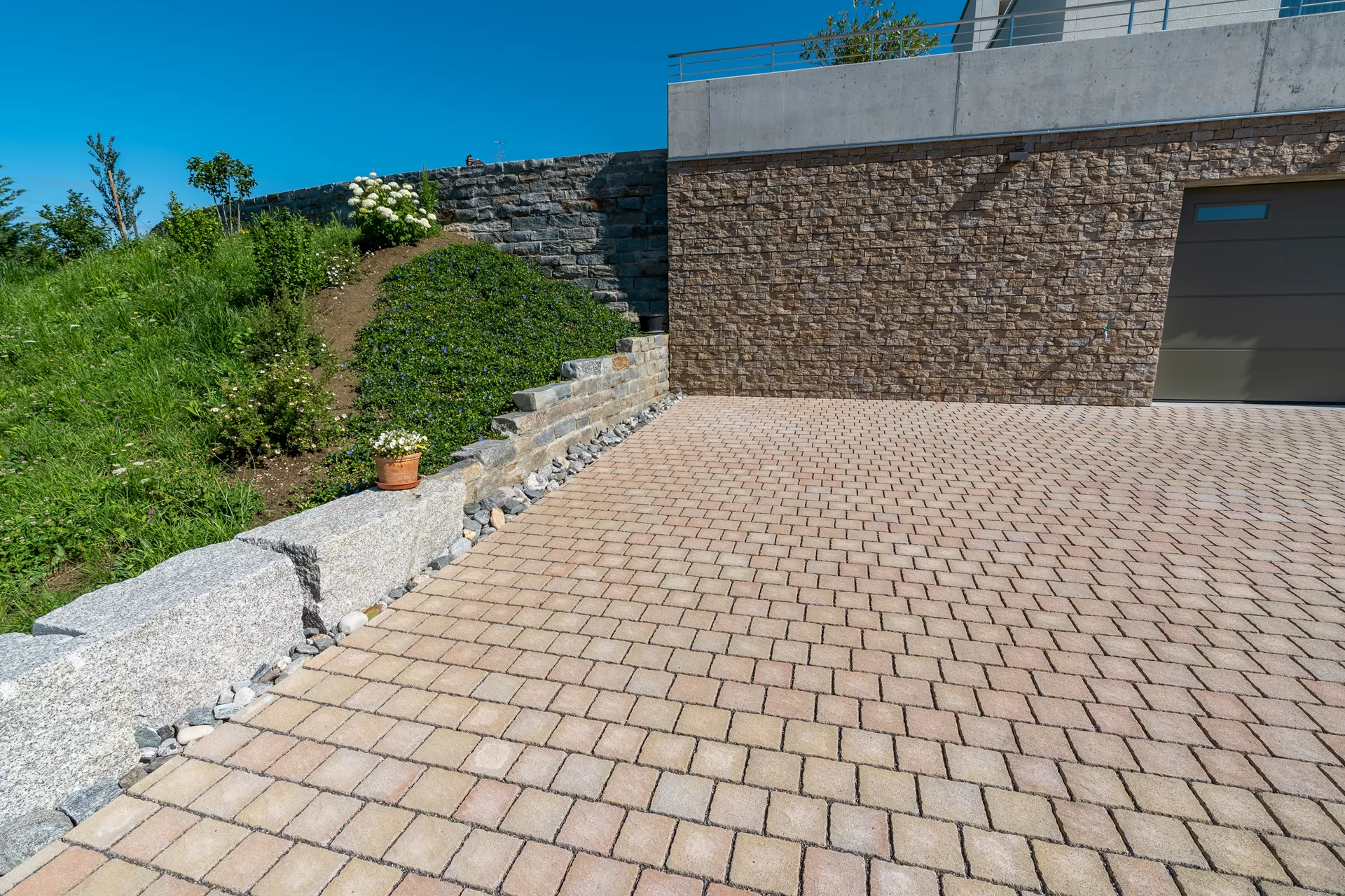 FRIEDA DRAIN Ökostein bernstein strukturiert Kanten gebrochen L 13.8-16.8 cm B 15.1 cm H 7 cm