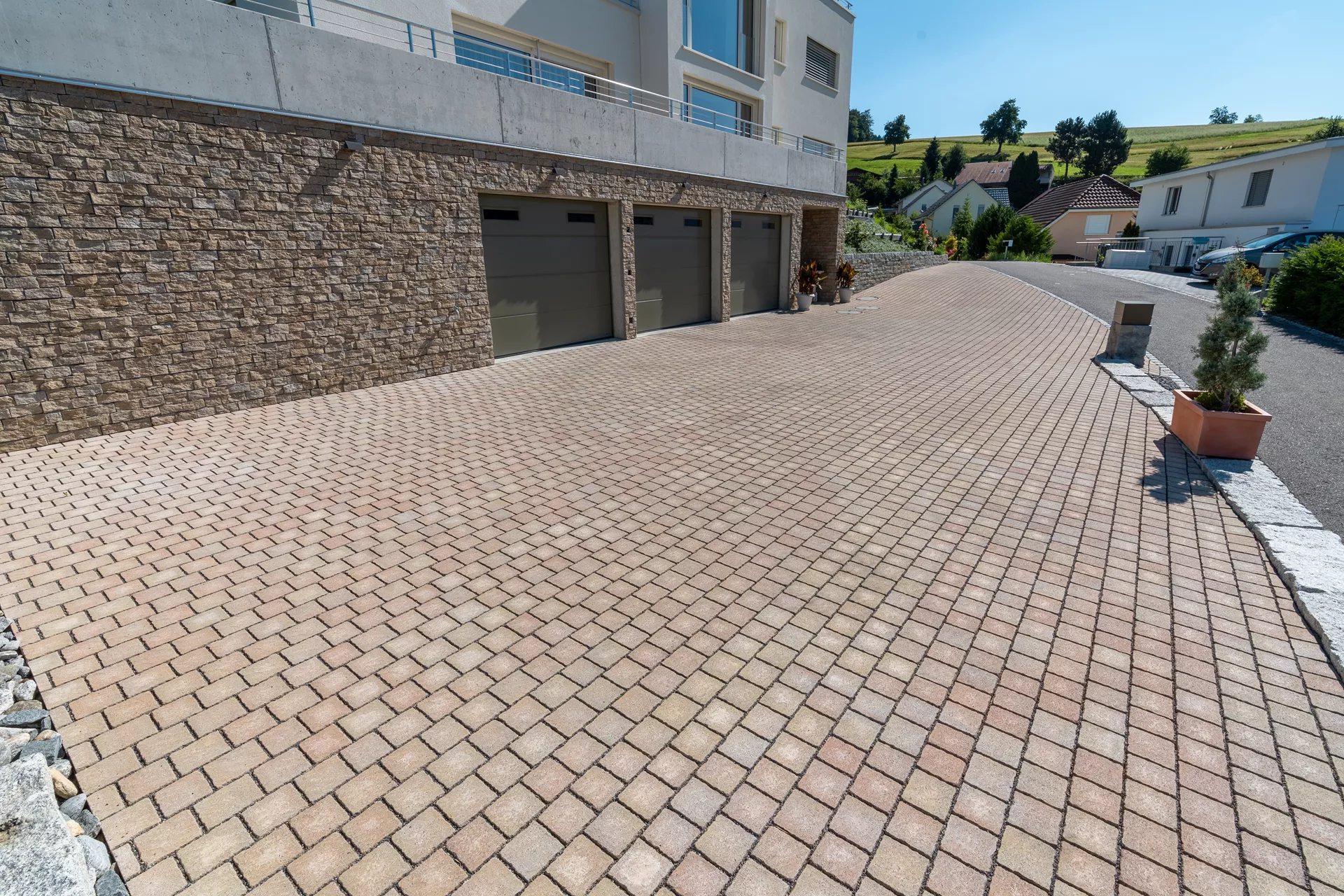 FRIEDA DRAIN Ökostein bernstein strukturiert Kanten gebrochen L 13.8-16.8 cm B 15.1 cm H 7 cm