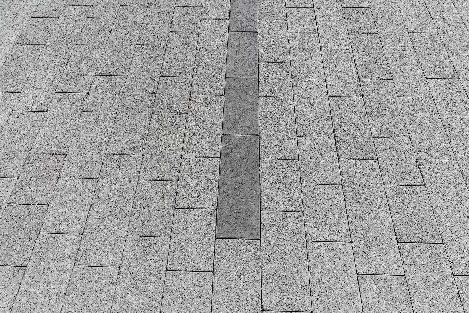 RAINA Sickerstein fino mit Nocken grau haufwerksporig fein gefast L 20-40 cm B 15 cm H 8 cm