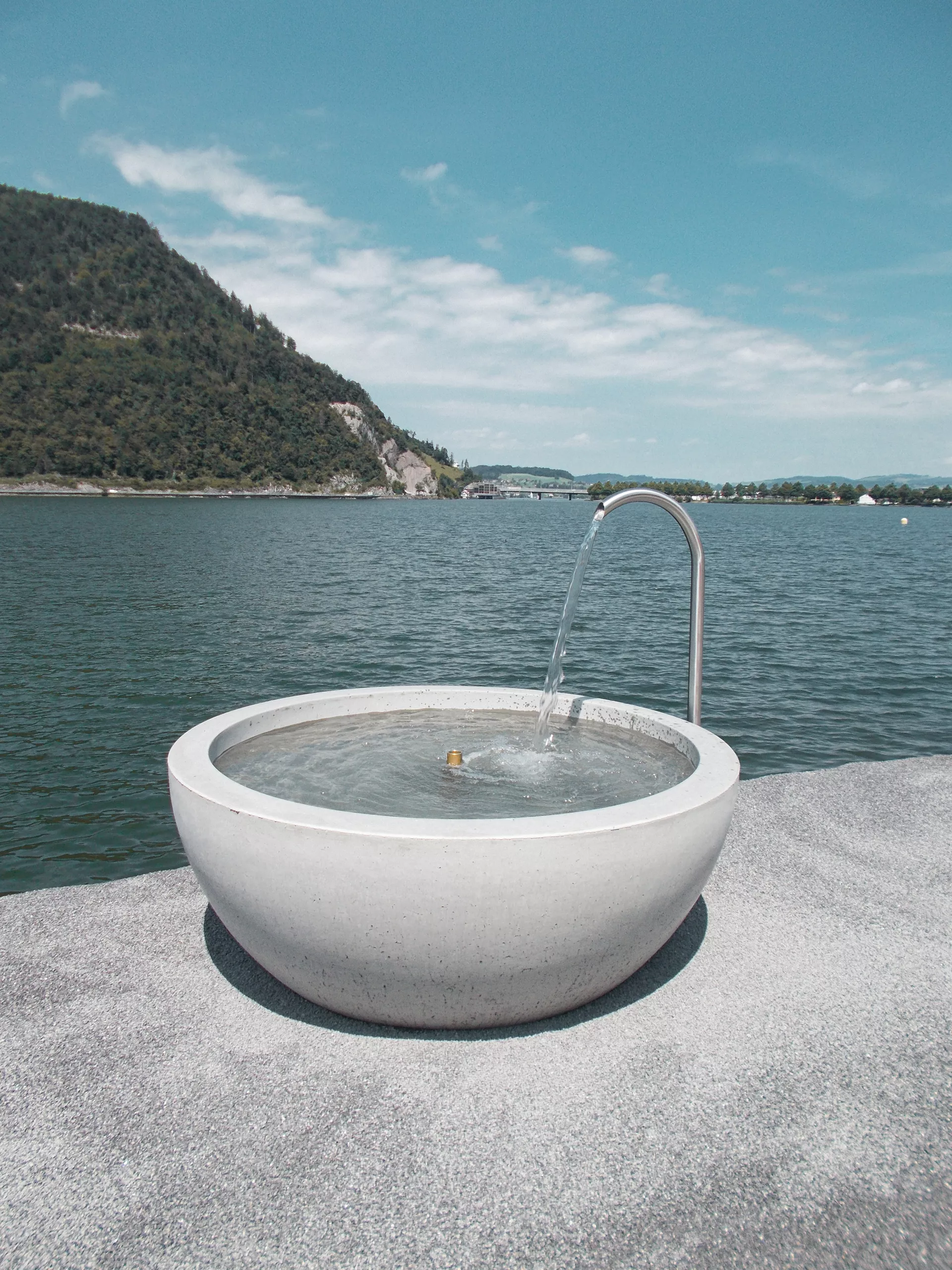 RONDO Brunnentrog grau glatt gefast OD 90 - 150 cm, H 60 cm W 10 cm