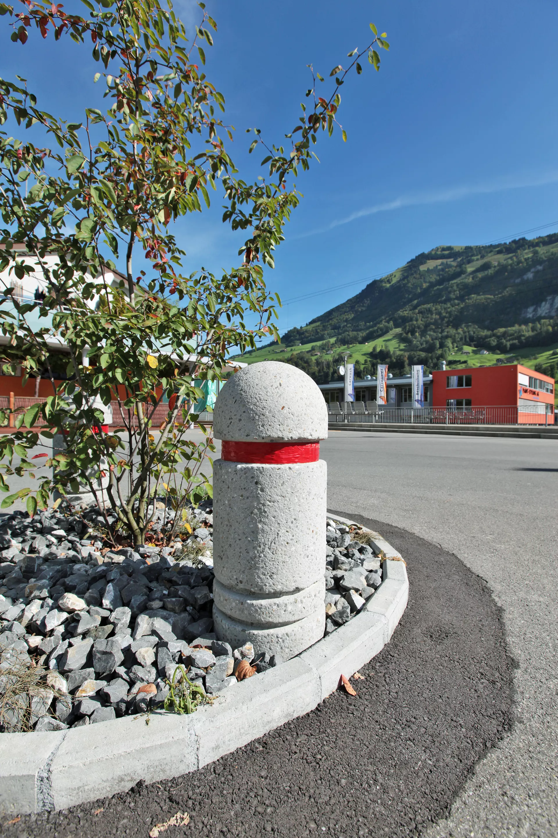 Borne BRÜNIG D30 cm H70 cm, type 1, rond sablé, gris, av. bande réfléchiss. rouge