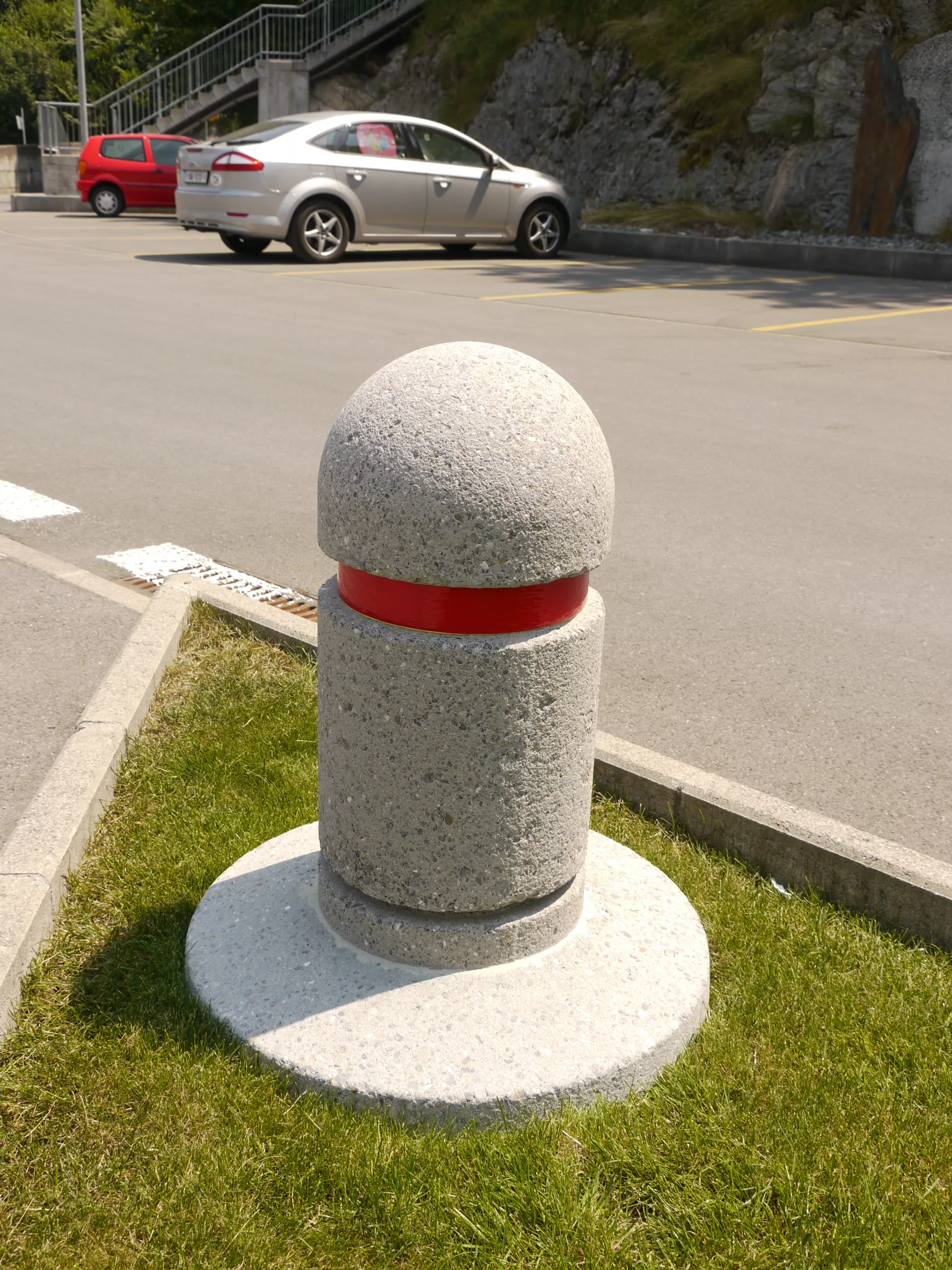Borne BRÜNIG D30 cm H70 cm, type 1, rond sablé, gris, av. bande réfléchiss. rouge