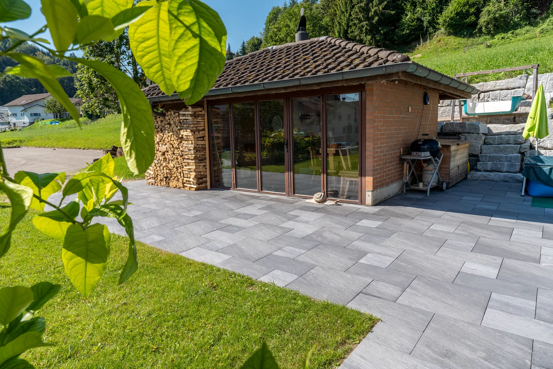 NATURE MOMENTS Gartenplatte dunkelgrau mit Schieferstruktur vollkantig L 60 cm B 60 cm H 5.5 cm