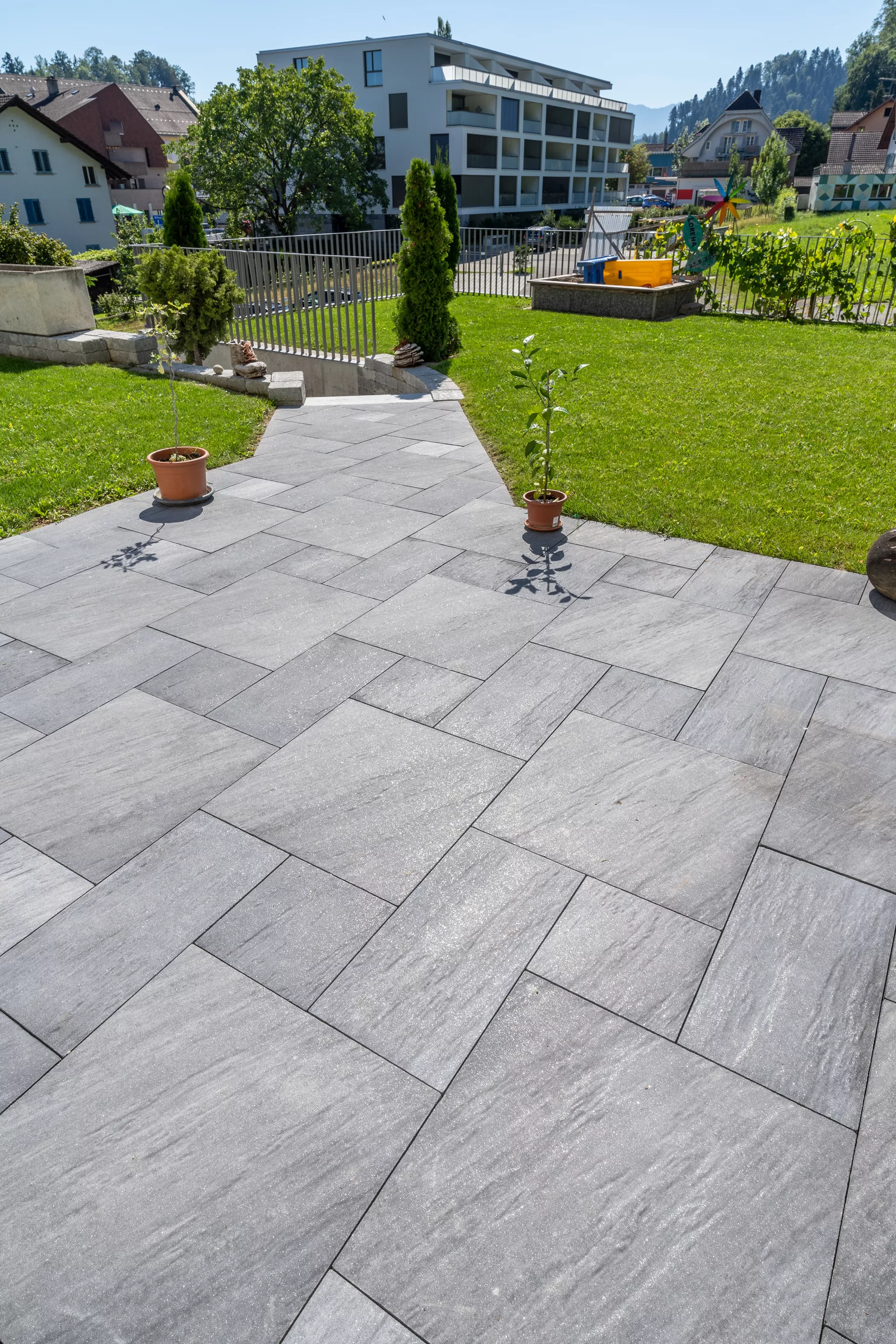 NATURE MOMENTS Gartenplatte dunkelgrau mit Schieferstruktur vollkantig L 60 cm B 60 cm H 5.5 cm