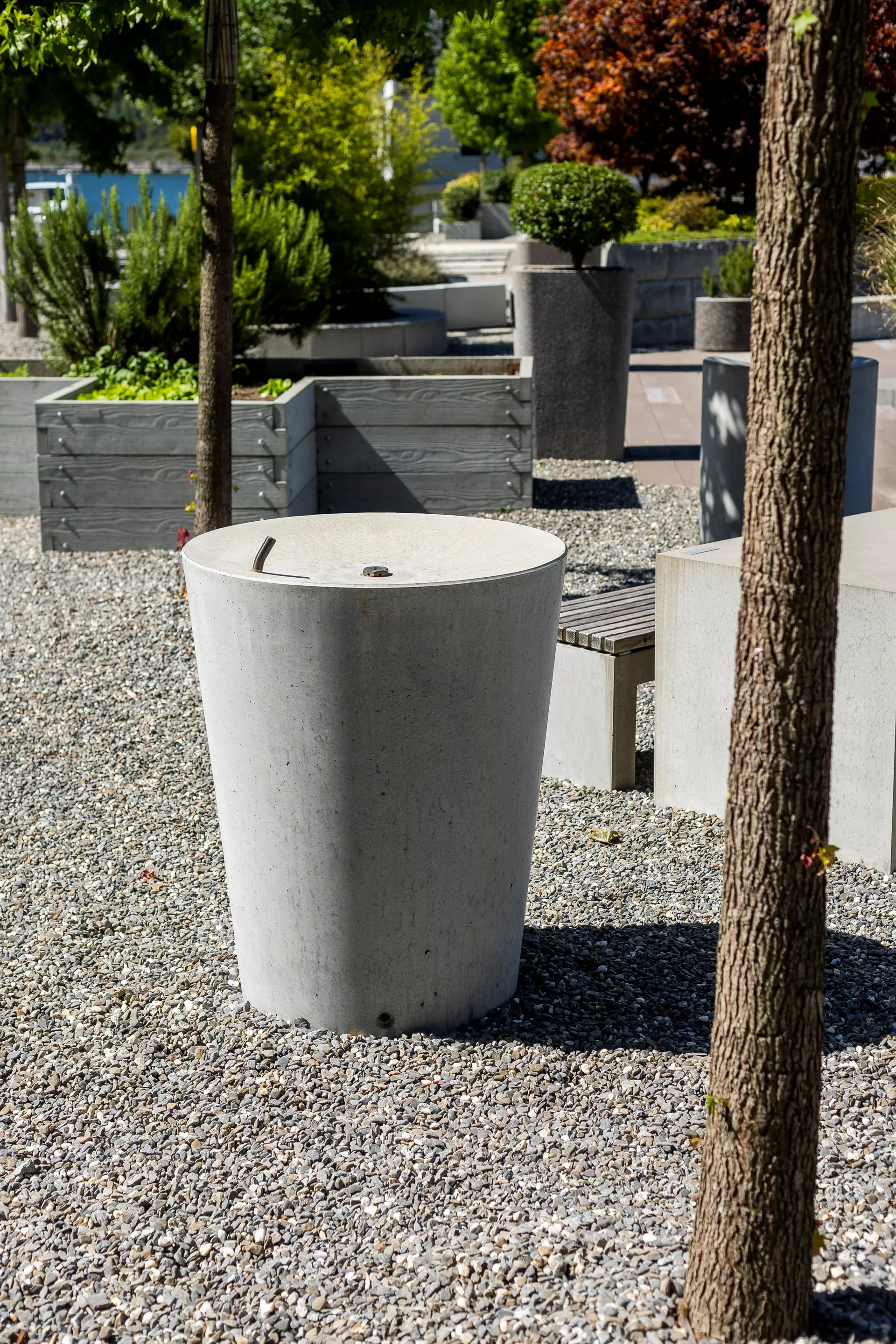 Fontaine à boire ALRONDA D60-80 cm H100 cm yc tuyau 1/2", chanfreiné, lisse, gris