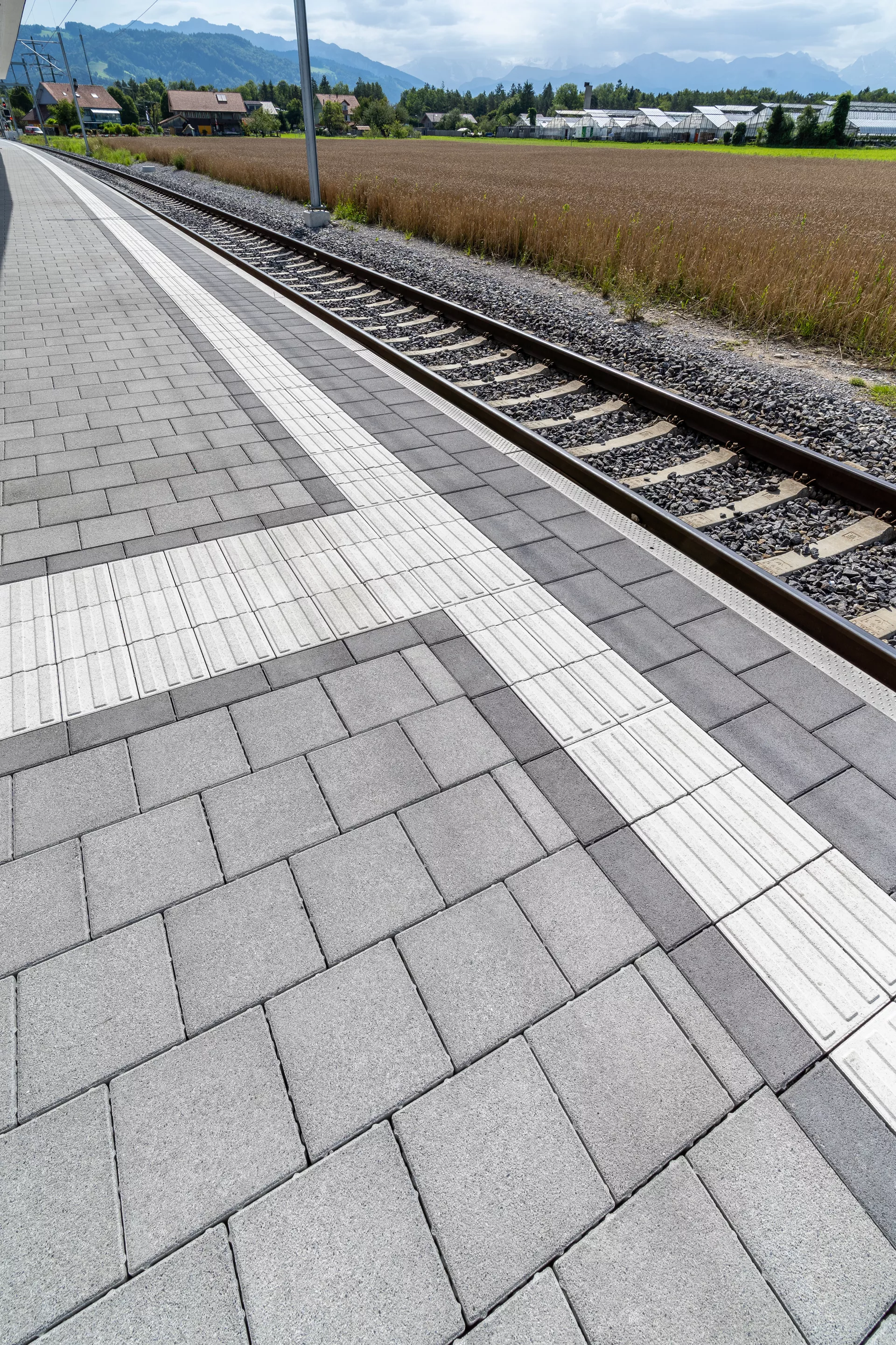 CARENA Sicherheitslinienpflasterstein Typ S Seitenstein mit Nockenverbund weiss mit 6 taktilen Linien L 37.5 cm B 25 cm H 8.4 cm